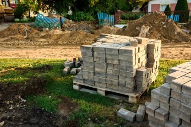 Kaya levhaları. Yaya yolunun inşaatı. Şehirde yeni bir kaldırım.