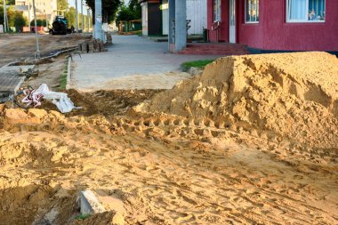 Kaya levhaları. Yaya yolunun inşaatı. Şehirde yeni bir kaldırım.
