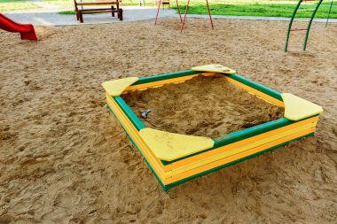 Parktaki kumların üzerinde renkli aktiviteler. Kentsel bölgenin çocukluk kavramı.