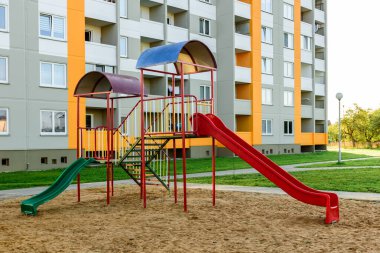 Parktaki kumların üzerinde renkli aktiviteler. Kentsel bölgenin çocukluk kavramı.