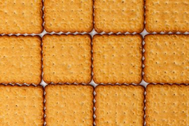 Beyaz arkaplanda susamlı kraker.