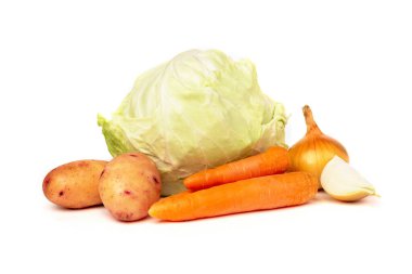 Beyaz arka planda taze lahana, havuç ve soğan izole edilmiş..