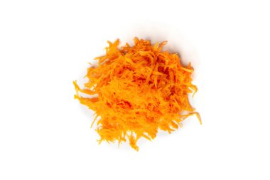 Beyaz arka planda izole edilmiş taze rendelenmiş havuç.