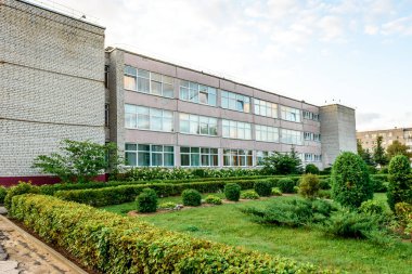 Devlet okulu binası. Okul binasının dış görünüşü.