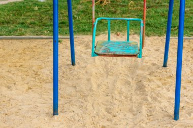 Parktaki kumların üzerinde renkli aktiviteler. Kentsel bölgenin çocukluk kavramı.