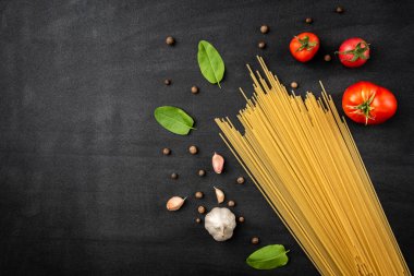 makarna siyah arkaplanda.