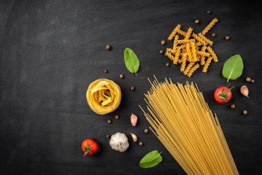 makarna siyah arkaplanda.