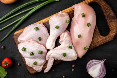 Siyah arka planda çiğ tavuk eti.