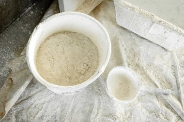 İnşaat alanında kireç ve inşaat kovası..