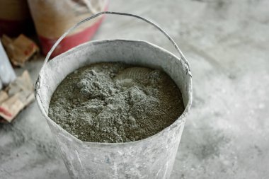 İnşaat alanında bir kova çimento..