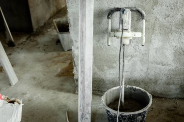 İnşaat alanında alçıyla karıştırma matkabı.