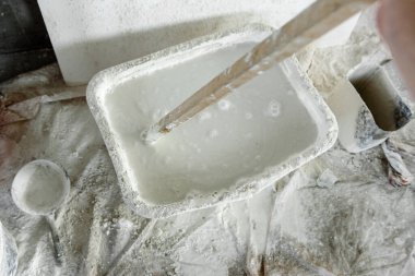 İnşaat alanında kireç ve inşaat kovası..