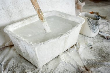 İnşaat alanında kireç ve inşaat kovası..