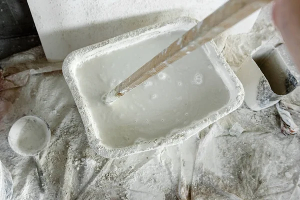 İnşaat alanında kireç ve inşaat kovası..