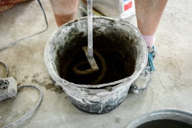 Pencerenin üzerinde duran bir kova alçı..