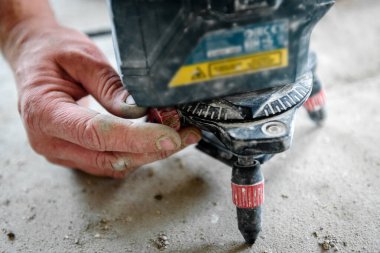 İnşaat alanındaki lazer seviyesi ayarlanıyor.