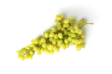 Beyaz arkaplanda izole edilmiş yeşil üzüm.