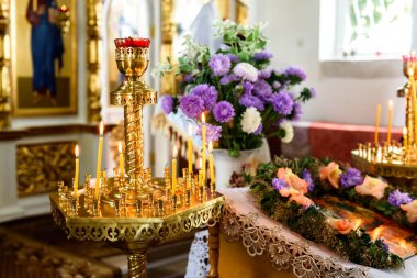 Rus Ortodoks kilisesinde mumlar.