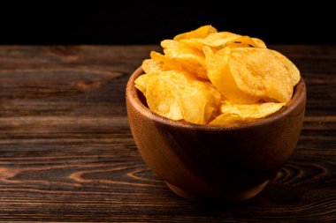 Koyu ahşap arka planda cips.