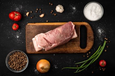 Çiğ tavuk filetosu ve siyah arka planda domuz eti..