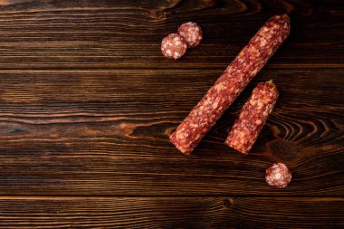 Koyu ahşap arka planda füme sosis..