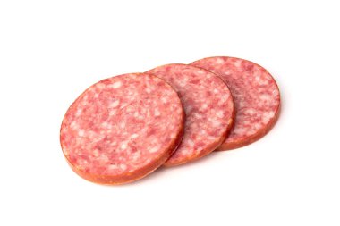 Beyaz arka planda izole edilmiş füme sosis..