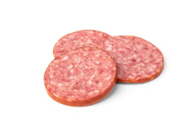 Beyaz arka planda izole edilmiş füme sosis..