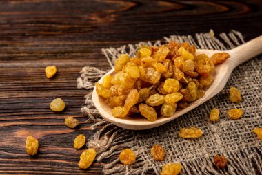 Koyu ahşap arka planda kuru üzüm.