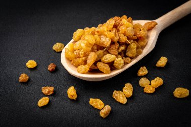 Siyah arkaplanda kuru üzüm.