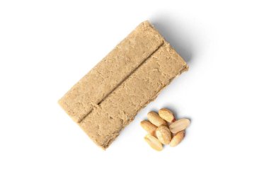 Beyaz arka planda fındıklı helva.