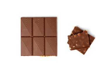 Beyaz arkaplanda izole edilmiş çikolata.