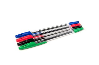 Beyaz arka plan üzerinde izole renkli kalemler.