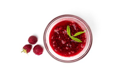 Ahududu reçeli beyaz arkaplanda izole edildi.