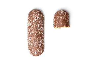 Beyaz arka plan üzerinde izole cevizli çikolatalı kurabiye.