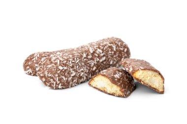 Beyaz arka plan üzerinde izole cevizli çikolatalı kurabiye.