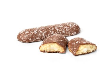 Beyaz arka plan üzerinde izole cevizli çikolatalı kurabiye.