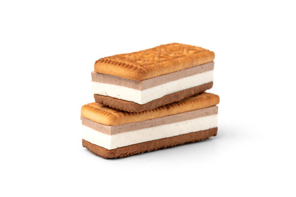 Сэндвич печенья с суфле изолированы на белом фоне.