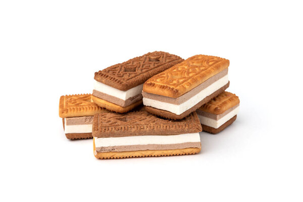 Сэндвич печенья с суфле изолированы на белом фоне.
