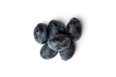 Beyaz arka plan üzerinde izole taze Erik.