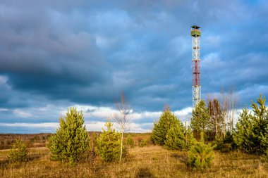 Metal gözlem kulesi sahada