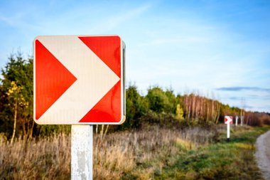 İşaretlerle yolun dik virajı.