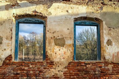 Eski harabe kırmızı tuğla bina.
