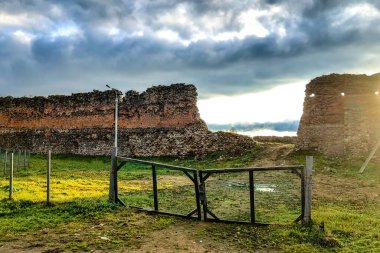Eski harabe kırmızı tuğla bina.