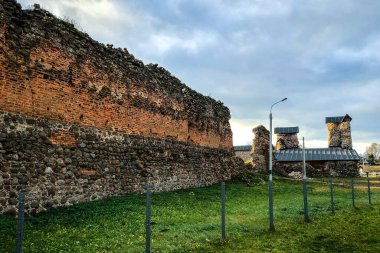 Eski harabe kırmızı tuğla bina.