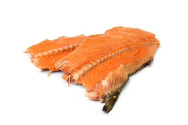 Sıcak tütsülenmiş somon budu ve beyaz arka planda kalan kemik ve yüzgeçli artıklar..