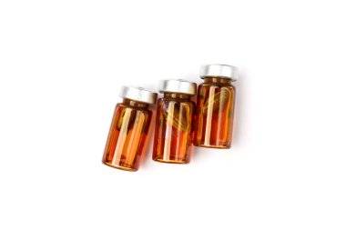 Kapsüllü cam tıbbi ampule ve beyaz arka planda izole edilmiş yağ..