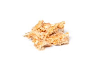 Beyaz arkaplanda izole edilmiş konserve somon balığı.