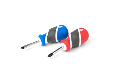 Beyaz arkaplanda küçük tornavida izole edildi.