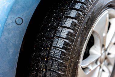 Tekerlekli arabanın lastiğini kapat..