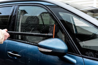 Köpük fırçasıyla araba yıkama işlemi.